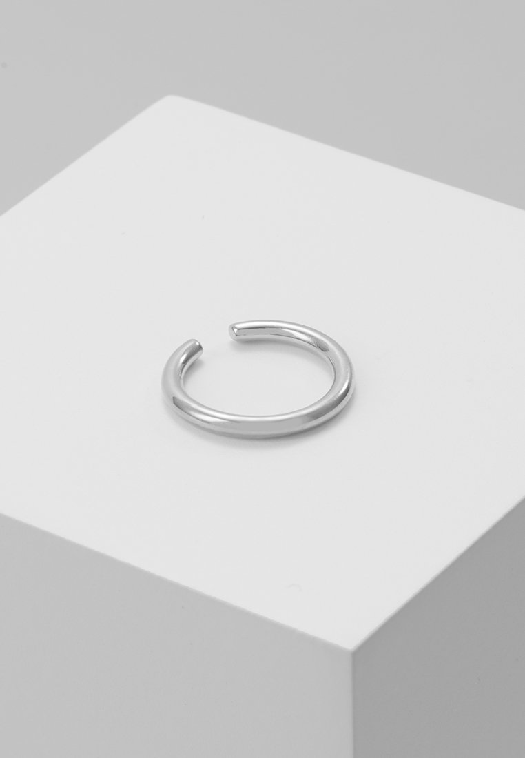 Astrid & Miyu BASIC EAR CUFF Orecchini silvercoloured/argentato