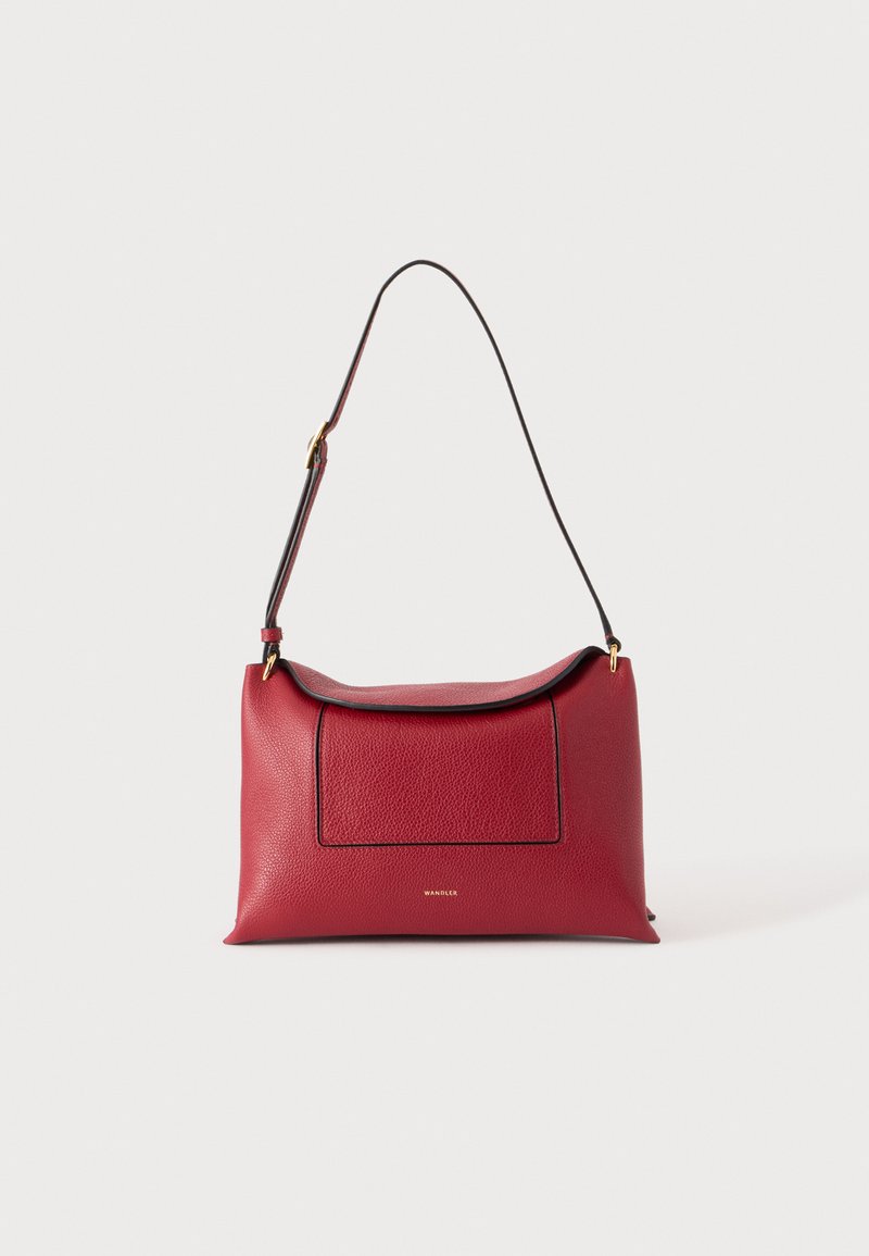 Sac à épaule en cuir rouge avec garniture noire, une poche avant et une sangle réglable sur un fond blanc uni.
