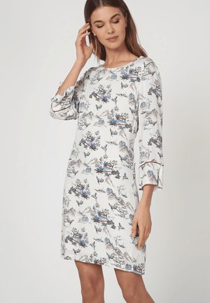 Vestido blanco con un estampado floral y paisajístico en azul y beige, con mangas 3/4 y un escote redondeado. Textura suave.