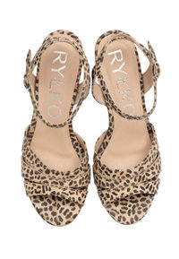 Beige ja svarta leopardmönstrade högklackade sandaler med tre dekorativa remmar, justerbar ankelsöm och texturerat övermaterial.