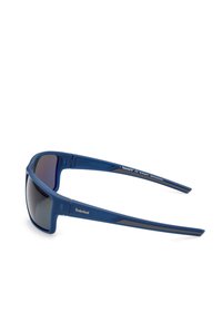 Blauwe plastic zonnebril met donkere gradiënt lenzen en slanke pootjes. Bevat zilveren accenten en Timberland branding op de temple.