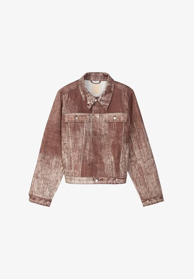 Ruskea denimpusakka, jossa on teksturoitu pinta, karhealla kauluksella, kaksi rintataskua ja metallinapeilla. Lyhyt malli.