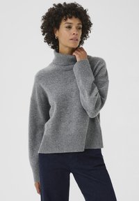 Grau gestrickter Pullover mit hohem Rollkragen, gerippten Bündchen und einem leicht verlängerten Rückensaum, der eine weiche Textur und eine lockere Passform bietet.