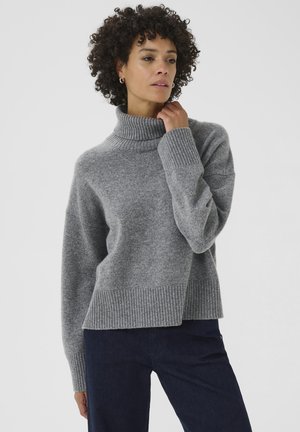 Grau gestrickter Pullover mit hohem Rollkragen, gerippten Bündchen und einem leicht verlängerten Rückensaum, der eine weiche Textur und eine lockere Passform bietet.