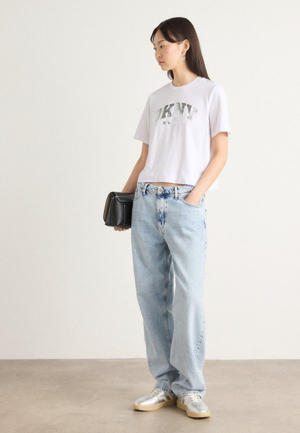 BOXY LOGO - Print T-shirt4