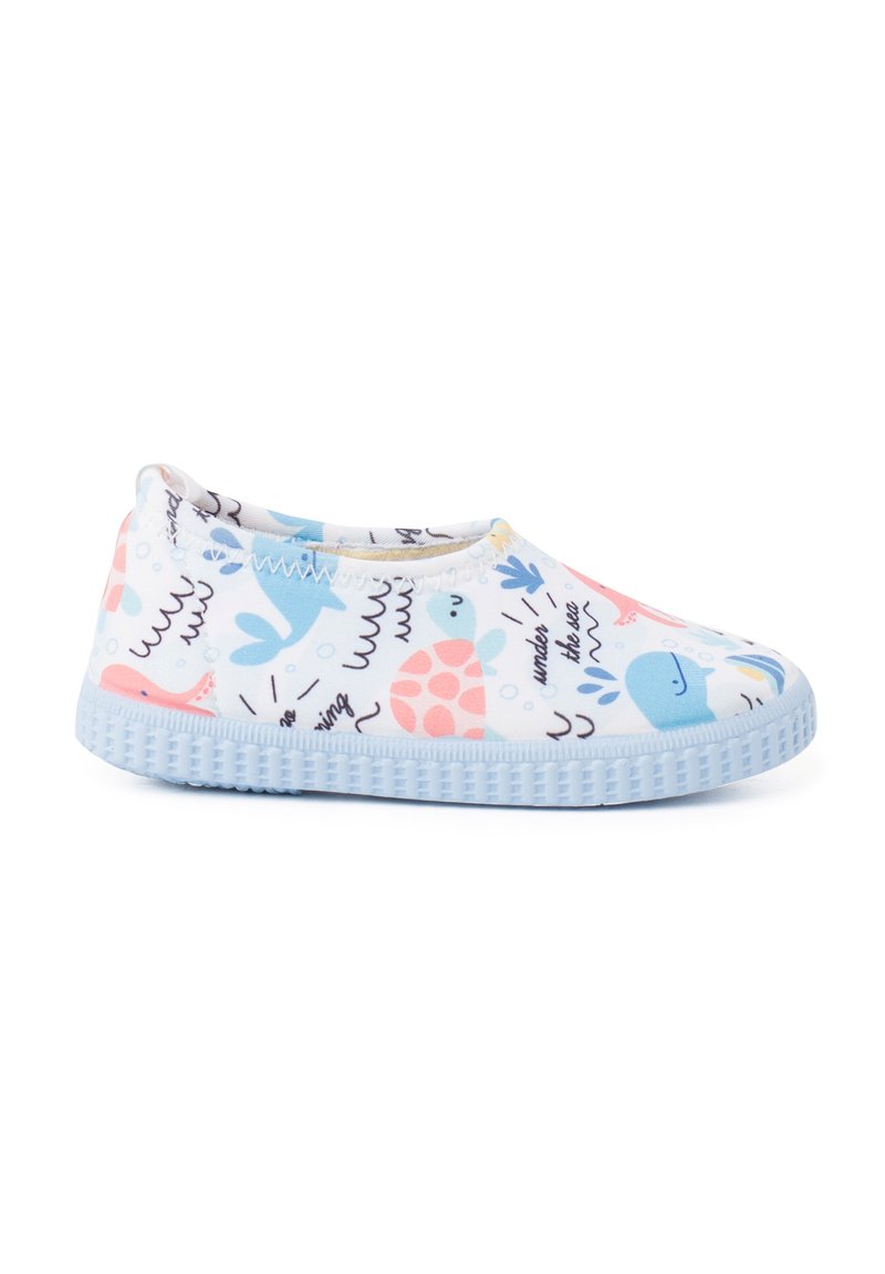 Buty wsuwane z jasnoniebieską gumową podeszwą, z wzorzystą cholewką w pastelowych kolorach, na której znajdują się morskie motywy oraz różnorodne bazgroły.