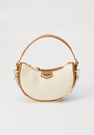 Borsa a tracolla beige intrecciata con forma curva, dettagli in pelle marrone, hardware dorato e una tracolla a catena removibile. Chiusura con zip sulla parte superiore.