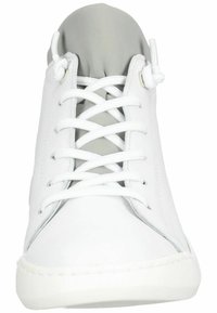 Weißer Ledersneaker mit grauem, sockenartigem Kragen, runder Zehenform und flachen weißen Schnürsenkeln. Glatte Textur mit minimalen Nahtdetails.