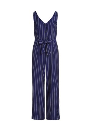 Combinaison rayée bleu marine avec un décolleté en V, des boutons à l'avant et une ceinture en tissu à la taille. Présente des jambes larges et une texture légère.