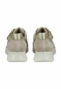 Baskets en suède beige clair avec un accent doré métallique au talon, dotées d'une semelle antidérapante et d'une fermeture éclair sur le côté pour un enfilage facile.