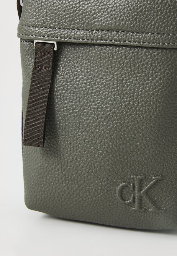 YOUNG INTERESTING REPORTER - Cross body bag - beluga4