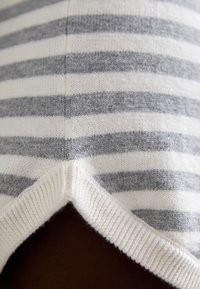KNITID STRIPE - Lühikesed püksid - gray