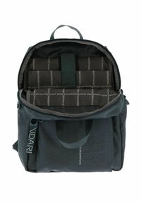 Sac à dos vert foncé avec une surface texturée, doté d'une fermeture zippée et d'un intérieur rembourré avec un motif de logo, une poignée supérieure et des bretelles réglables.