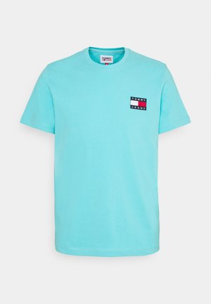 Lyseblå T-shirt med korte ærmer, rund hals og lille Tommy Jeans logo-patch på venstre bryst.
