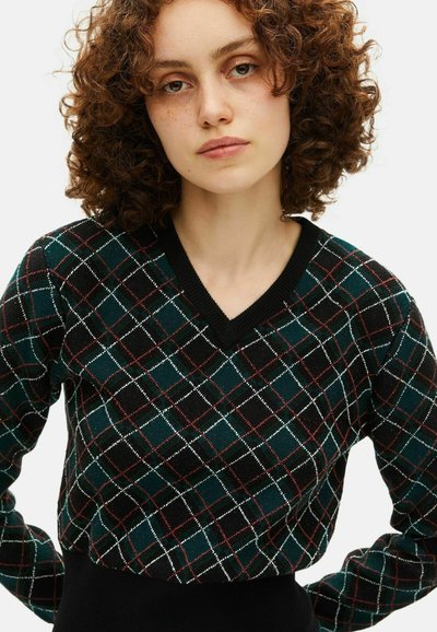 Maglione a V in verde scuro con un motivo a rombi in nero, bianco e rosso. Presenta polsini e orlo a costine, realizzato in un tessuto morbido.