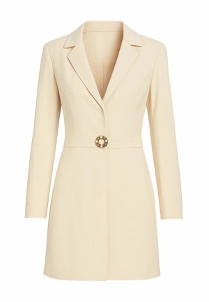 Vestito blazer color crema a maniche lunghe con rever intagliati e una singola fibbia circolare ornata in vita.