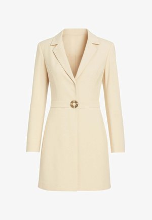 Vestito blazer color crema a maniche lunghe con rever intagliati e una singola fibbia circolare ornata in vita.