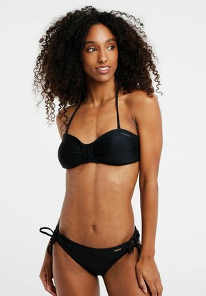 Czarny zestaw bikini z bandeau i węzłem na środku oraz regulowanymi zawiązaniami po bokach dolnej części bikini. Gładka tekstura.