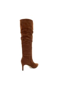 Bottines en daim marron au dessus du genou avec un design décontracté, un bout pointu et un haut talon aiguille. Texture lisse, sans motifs ni hardware visibles.
