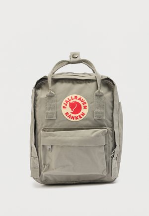Sac à dos Fjällräven Kånken gris clair avec poche zippée à l'avant, deux poignées supérieures fixées par bouton-pression, et écusson logo rouge à l'avant.