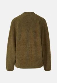 Sweter w oliwkowej zieleni o puszystej fakturze, z okrągłym dekoltem i długimi rękawami, zakończonym prostym dołem, zaprojektowany na luźne dopasowanie.