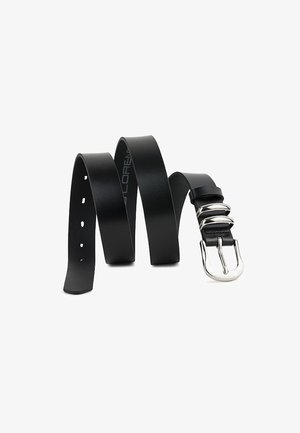 Czarny skórzany pasek o gładkim wykończeniu, z metalową klamrą w kolorze srebrnym i trzema metalowymi akcentami. Zaprojektowany z pięcioma dziurkami do regulacji.