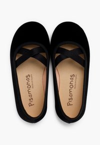 Černé sametové baletky s křížovými elastickými pásky, kulatou špičkou, měkkou vnitřní podšívkou a minimalistickým designem. Logo vytištěné v béžové barvě.