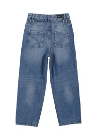 Jeans in denim blu con vestibilità rilassata, dotati di due tasche posteriori e di una vita a media altezza. Il tessuto presenta una texture morbida e leggermente sbiadita.