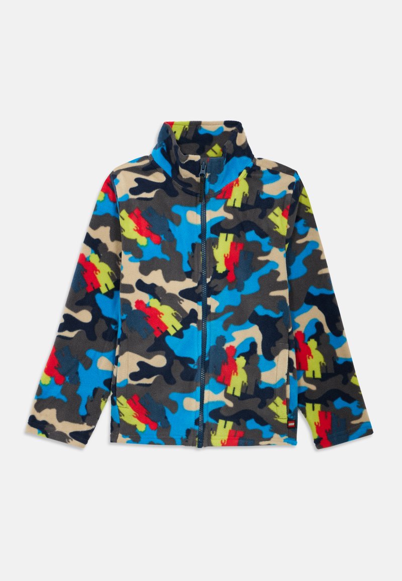 Fleece bunda v modrej, zelenej, červenej a béžovej kamuflážovej vzore; má vysoký golier a zips po celej dĺžke. Mäkká textura.