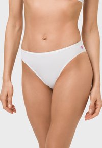 Weiße Bikinihose mit tiefem Schnitt, glatter Textur und elastischem Bund, der auf der Seite mit einem kleinen rosa Logo-Akzent versehen ist.