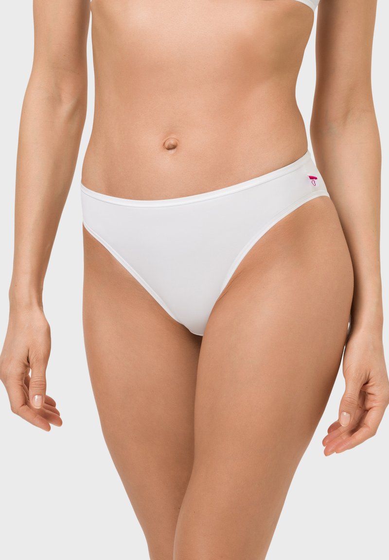 Weiße Bikinihose mit tiefem Schnitt, glatter Textur und elastischem Bund, der auf der Seite mit einem kleinen rosa Logo-Akzent versehen ist.