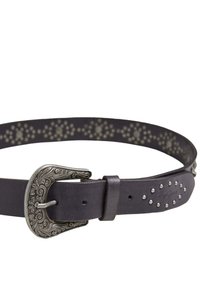 Der Ledergürtel ist in einem dunklen Violettton gehalten und weist ein geprägtes Blumenmuster sowie eine dekorative silberne Schnalle mit filigranen Details und Metallnieten auf.