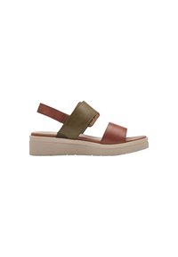 Sandali wedge in pelle marrone e verde con una larga fascetta e cinturino posteriore regolabile. Suola in gomma beige chiaro con grip testurizzato.