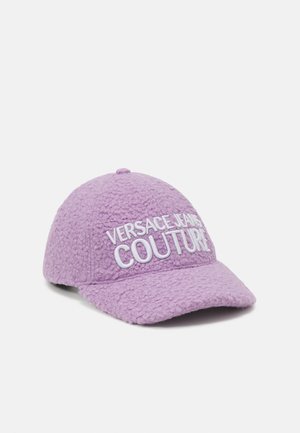 Lavendelfarbene Baseballkappe mit strukturierter Oberfläche und gewölbtem Schirm, vorne mit weißer Stickerei "VERSACE JEANS COUTURE" auf dem Frontpanel.
