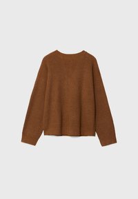 Pull en maille marron avec un col rond, des épaules tombantes et une coupe décontractée. Présente une texture côtelée et un ourlet côtelé, avec une longueur raccourcie.