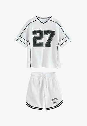 Biele športové dresové tričko zo sieťoviny s čiernym číslom 27, k nemu biele šortky s čiernym lemom a textom "Miami ATHL 27 Sports" na nohe.