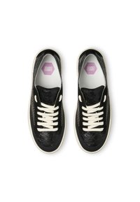 Baskets noires avec tige en cuir texturé, lacets crème et semelle en caoutchouc blanc. Présente un logo hexagonal sur la semelle intérieure.