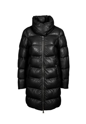 Cappotto imbottito nero in pelle con colletto alto, chiusura con zip e motivo trapuntato. Presenta una linea dritta e maniche lunghe.