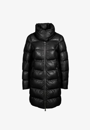 Cappotto imbottito nero in pelle con colletto alto, chiusura con zip e motivo trapuntato. Presenta una linea dritta e maniche lunghe.
