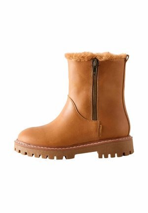 Brune læderankelstøvle med pelskrave, sidedragt og tekstureret gummisål. Har et enkelt design og kontrasterende syninger.