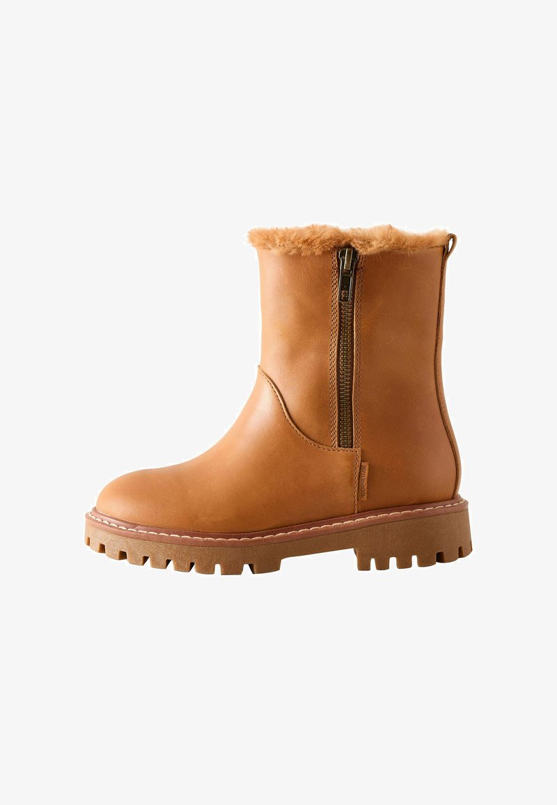Bottine en cuir brun avec col en fausse fourrure, fermeture éclair latérale et semelle en caoutchouc texturé. Présente un design simple et des coutures contrastées.