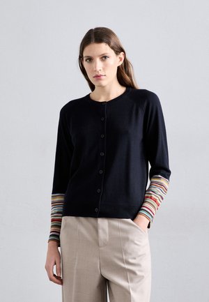 Cardigan noir avec boutons sur le devant, avec des poignets rayés multicolores. Fait d'un matériau doux, au design ajusté et à encolure ras du cou.