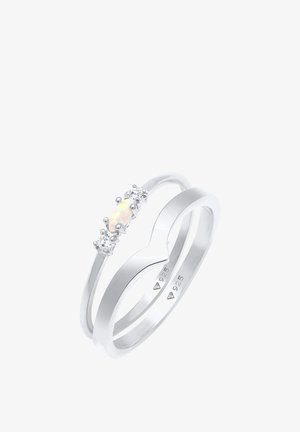 Sterling zilveren ring bezet met een opale centrale steen en twee witte edelstenen. Heeft een gebogen ontwerp en is gestempeld met 925 op de banden.