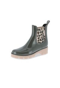 Botas Chelsea de goma verdes y brillantes con un panel elástico de leopardo y suela texturizada beige, que cuentan con una lengüeta para facilitar su uso.
