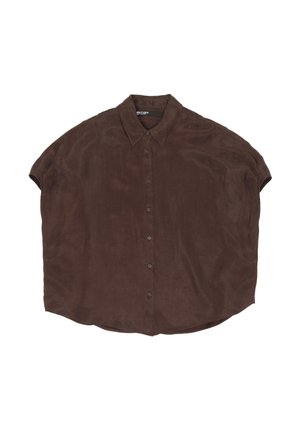 Camicia marrone a maniche corte realizzata in tessuto morbido, con colletto, chiusura frontale con bottoni e orlo curvo. Texture liscia, vestibilità oversize.