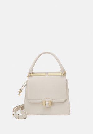 Sac à main en cuir beige avec un design structuré, équipé de ferrures dorées, une poignée courte, et une bandoulière amovible. Surface texturée.