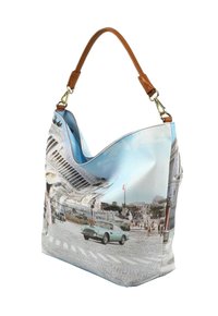 Borsa tote di lusso con superficie lucida e texture, caratterizzata da una stampa colorata di un paesaggio urbano. Manico in pelle marrone con dettagli in metallo dorato.