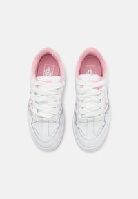 Zapatillas blancas con acentos rosas y cordones blancos. Parte superior de cuero con detalles perforados y cuello acolchado rosa. Suela de goma lisa.