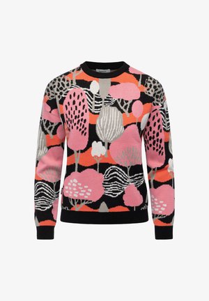 Farverig sweater med pink, orange, sort, hvid og grå abstrakte træ- og bladmønstre, og med en sort krave og manchetter.
