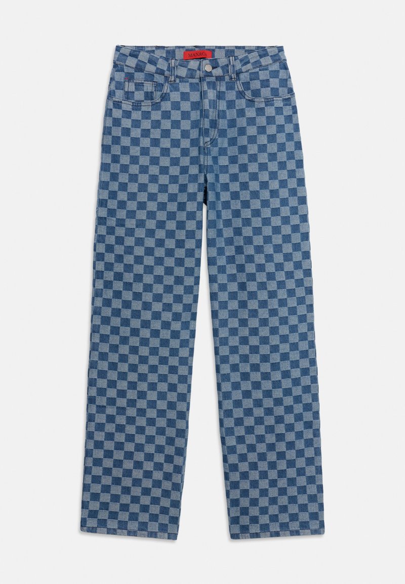 Jean droit en denim avec un motif à damier bleu et bleu foncé, cinq poches, fermeture par bouton et étiquette rouge sur la ceinture.